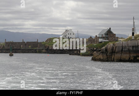 Maisons sur l'Île Rutland près de Burtonport. Sur la gauche se trouvent les restes de l'usine de transformation de poisson Conyngham. Banque D'Images