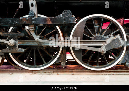 Close up sur roues de locomotives de flux. Musée du chemin de fer du sud-est Banque D'Images