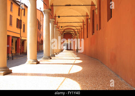 Passage couvert et extérieur portiques Pinacoteca Nazionale di Bologna, Via Delle Belle Arti, Bologne, Italie. Banque D'Images