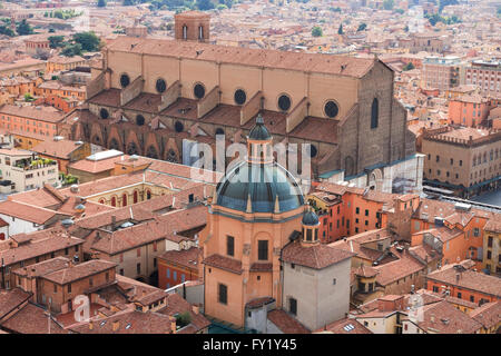 Santuario di Santa Maria della Vita & basilique San Petronio à Bologne, Italie, vue de l'un des deux tours de Bologne. Banque D'Images