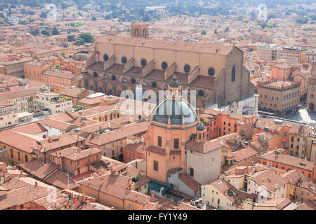 Santuario di Santa Maria della Vita & basilique San Petronio à Bologne, Italie, vue de l'un des deux tours de Bologne. Banque D'Images