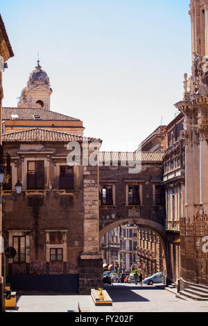 Catane, Italie - Mars 31 : Vue sur la Via Dei Crociferi et San Benedetto Arch le 31 mars 2016 Banque D'Images