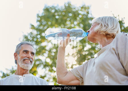 L'eau douce potable Couple d'une bouteille en été Banque D'Images