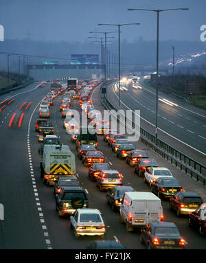 Les heures de pointe d'hiver sur le M25 presque au point mort. À la sortie 16 en direction du nord avec le M40 près de Uxbridge. Banque D'Images