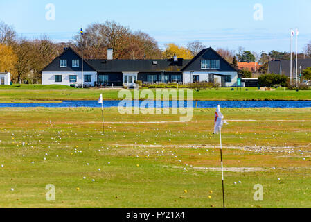 Skanor, Suède - 11 Avril 2016 : Le club de golf de Flommen clubhouse avec practice et balles de golf à l'avant. Banque D'Images