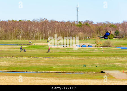 Skanor, Suède - 11 Avril 2016 : sur le parcours de golf d'avoir un grand jour dans le soleil. Banque D'Images