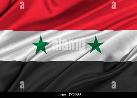 Brandissant le drapeau de la Syrie dans le vent. Banque D'Images