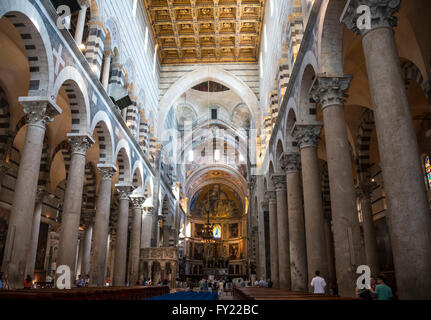 L'intérieur, la cathédrale Santa Maria Assunta avec plafond à caissons dorés, Pise, Toscane, Italie Banque D'Images