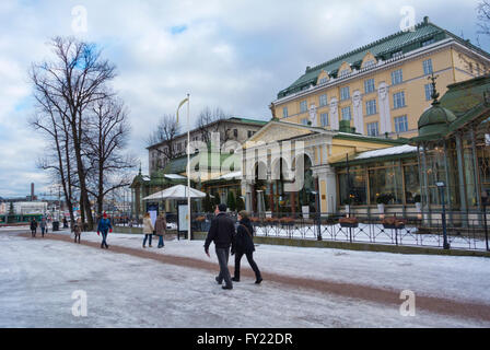 Esplanadin puisto, parc de l'Esplanade, en hiver, en face du restaurant Kappeli, Helsinki, Finlande Banque D'Images