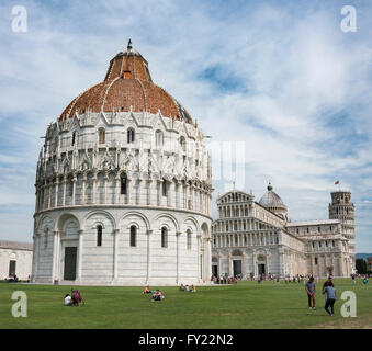 Battistero baptistère, la Tour Penchée de Pise et la cathédrale de Santa Maria Assunta, la Piazza del Duomo, Piazza dei Miracoli, Pisa Banque D'Images