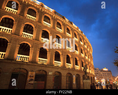 L'extérieur de l'arène Plaza de Toros Valencia lit up at night, Russafa, Valence, Communauté Valencienne, Espagne Banque D'Images