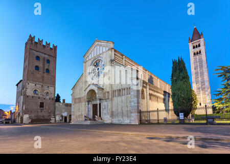 Basilique San Zeno Maggiore dans la soirée, Vérone, Italie Banque D'Images