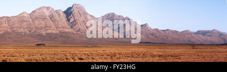 Les montagnes magnifiques border Elandsberg ferme, Bo Herman, Afrique du Sud. Banque D'Images