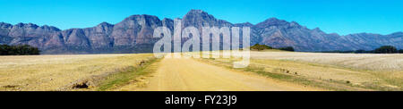 Les montagnes magnifiques border Elandsberg ferme, Bo Herman, Afrique du Sud. Banque D'Images