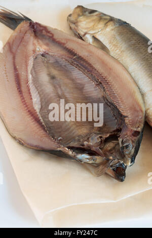 Manx Kippers ou skeddan jiarg harengs fumés naturellement produites dans l'île de Man Banque D'Images