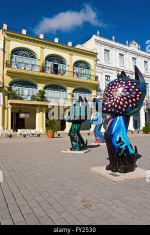 Vue verticale du chien en fibre de sculptures à Vieille place à La Havane, Cuba. Banque D'Images