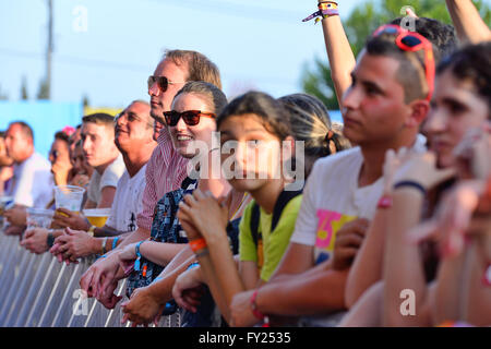 BENICASSIM, ESPAGNE - 17 juillet : foule lors d'un concert au Festival de Musique le 17 juillet 2014 à Benicassim, Espagne. Banque D'Images