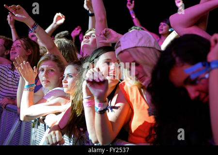 BENICASSIM, ESPAGNE - 17 juillet : foule lors d'un concert au Festival de Musique le 17 juillet 2014 à Benicassim, Espagne. Banque D'Images