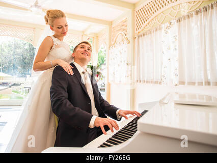 Wedding couple avec piano. Banque D'Images