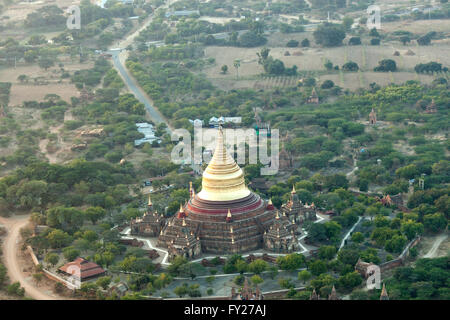 Une vue aérienne de la Paya Dhammayazika dans les environs du nouveau Bagan (Myanmar). Avec cinq entrées dans ses murs extérieurs, Banque D'Images