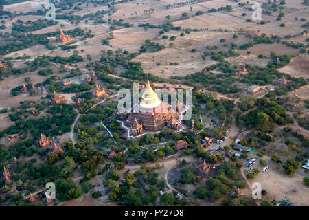 Une vue aérienne de la Paya Dhammayazika avec son stupa doré, dans les environs du nouveau Bagan (Myanmar). Banque D'Images
