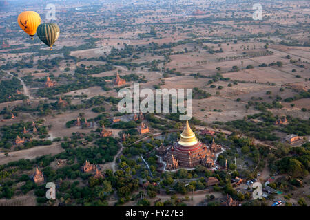 Une vue aérienne de la Paya Dhammayazika avec son stupa doré, dans les environs du nouveau Bagan (Myanmar). Banque D'Images