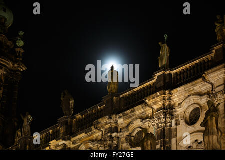 Sculpture de la lune sur le toit de l'Église Hofkirche à Dresde, Allemagne Banque D'Images