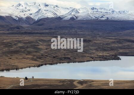 Tall, neige-couvertes les montagnes entourent le lac Tekapo sur l'île du sud de la Nouvelle-Zélande Banque D'Images