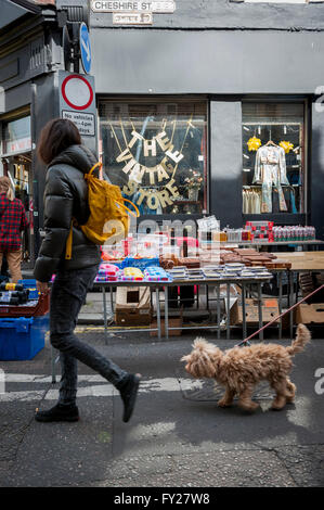 Plutôt un shaggy dog marche sur le marché dans le Cheshire Street East London Banque D'Images