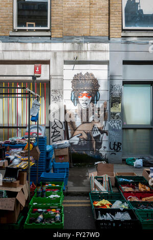 Murale de l'artiste de rue Fin CAD d'une dame tenant un chat siamois avec un stand en face de l'Est de Londres Banque D'Images