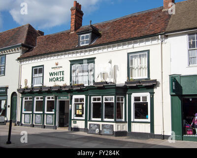 Centre-ville pub : Le Cheval Blanc public house dans North Street, Sudbury, Suffolk. Banque D'Images