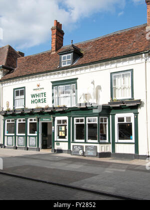 Centre-ville pub : Le Cheval Blanc public house dans North Street, Sudbury, Suffolk. Banque D'Images