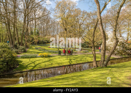 Les touristes appréciant les printemps humeur au célèbre Keukenhof, un des plus grands jardins de fleurs, Lisse, Hollande-du-Sud. Banque D'Images