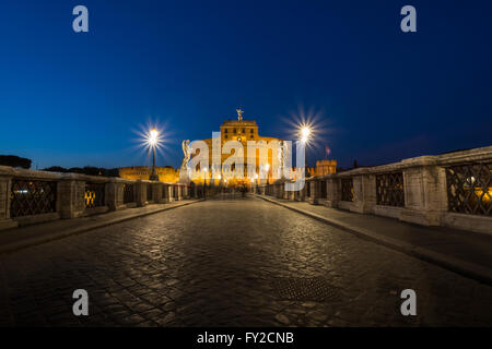 Castel Sant'Angelo à Rome, Italie la nuit vue du Ponte Sant'Angelo Banque D'Images