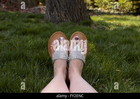 Sandales femme relaxing on grass Banque D'Images