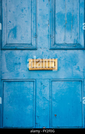 Vieille maison en bois peint bleu porte. L'Angleterre Banque D'Images