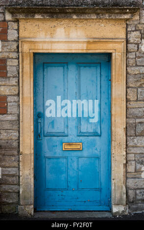 Vieille maison en bois peint bleu porte. L'Angleterre Banque D'Images