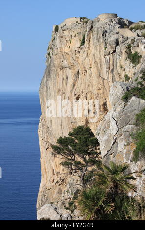 Falaise verticale sur la côte de Majorque, Espagne Banque D'Images