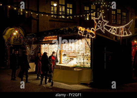 Les consommateurs dans les marchés de Noël allemand, Munich, Haute-Bavière, Allemagne, Europe. Banque D'Images