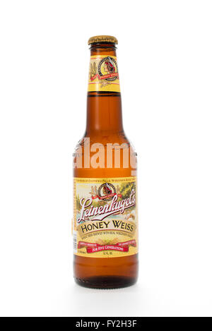 Winneconne, WI - 6 Février 2015 : Bouteille de Leinenkugel's Honey Weiss bière brassée dans le Wisconsin. Banque D'Images