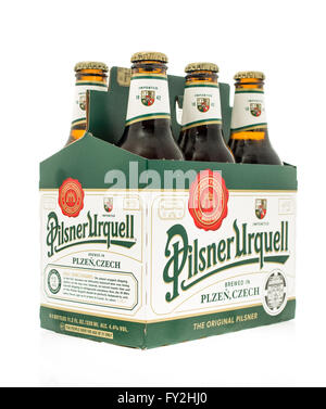 Winneconne, WI -3 nov 2015 : Six pack de bière Pilsner Urquell. Banque D'Images