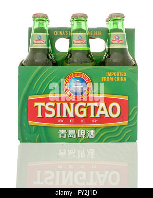 Winneconne, WI - 10 Jan 2016 : un six pack de bière Tsingtao. Banque D'Images