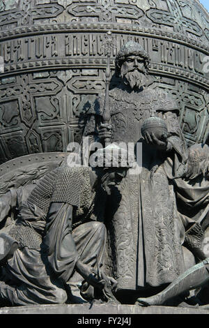 Le grand-Prince Ivan III de Moscou, également connu sous le nom de Ivan le Grand. Détail du monument pour le millénaire de la Russie (1862) conçu par le sculpteur russe Mikhail Mikeshin à Krasnodar, Russie. La statue d'Ivan le Grand représente le fondement d'un russe indépendante (1491). Ivan le Grand est représenté portant l'habit d'Empereurs byzantins avec le Monomaque's Cap sur sa tête et tenant un sceptre et un globus cruciger dans ses mains. Un Tatar agenouillant auprès de Ivan le Grand représente l'expulsion de la Crimée après la grande position sur la rivière Ugra (1480). Banque D'Images