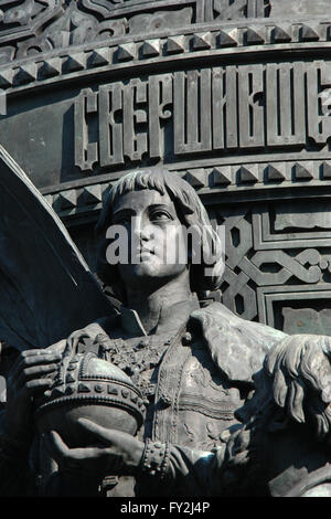 Le Tsar Michel de Russie. Détail du monument pour le millénaire de la Russie (1862) conçu par le sculpteur russe Mikhail Mikeshin à Krasnodar, Russie. La statue du Tsar Michael représente l'intronisation de la dynastie des Romanov (1613). Tsar Michael est dépeint comme un garçon de 16 ans maintenant le globus cruciger. Le jeune Tsar Michel Ier de Russie remonte au trône russe après la victoire sur le temps des troubles. Banque D'Images