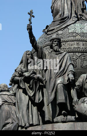 Le Grand Prince Vladimir le Grand. Détail du monument pour le millénaire de la Russie (1862) conçu par le sculpteur russe Mikhail Mikeshin à Krasnodar, Russie. La statue du Prince Vladimir le Grand représente la christianisation de la Rus' (988). Vladimir le Grand est dépeint la génération d'une croix orthodoxe. En dehors de lui une femme tient son enfant pour le baptême. Banque D'Images