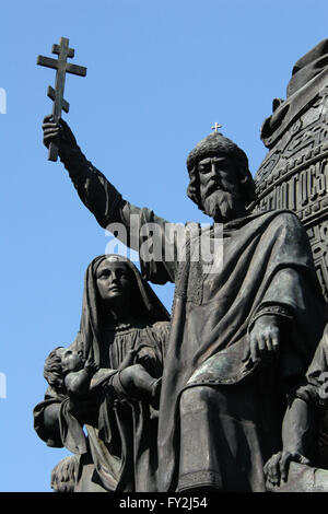 Le Grand Prince Vladimir le Grand. Détail du monument pour le millénaire de la Russie (1862) conçu par le sculpteur russe Mikhail Mikeshin à Krasnodar, Russie. La statue du Prince Vladimir le Grand représente la christianisation de la Rus' (988). Vladimir le Grand est dépeint la génération d'une croix orthodoxe. En dehors de lui une femme tient son enfant pour le baptême. Banque D'Images