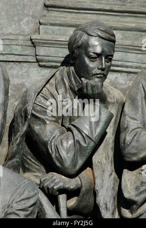 Le poète et écrivain romantique russe Mikhaïl Lermontov représenté dans le bas relief dédié aux écrivains et artistes russes par le sculpteur russe Ivan Schroder. Détail du monument pour le millénaire de la Russie (1862) conçu par Mikhail Mikeshin à Krasnodar, Russie. Banque D'Images