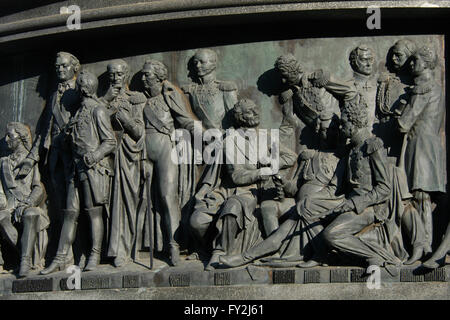 Les chefs militaires de l'Empire russe représenté dans le bas relief dédié aux chefs militaires et de héros par les sculpteurs Matvey Chizhov et Alexander Lubimov. Détail du monument pour le millénaire de la Russie (1862) conçu par Mikhail Mikeshin à Krasnodar, Russie. Les personnes de gauche à droite : Alexei Orlov (assis), Piotr Rumyantsev-Zadunaisky, Alexander Suvorov, Michael Barclay de Tolly, Mikhaïl Koutouzov, Dimitri Dimitri Nikolaïevitch, Matvei Platov (assis), Piotr Bagration, Hans Karl von Diebitsch, Ivan Paskevich (assis tous les deux), Mikhail Lazarev, Vladimir Kornilov et Pavel Nakhimov. Banque D'Images