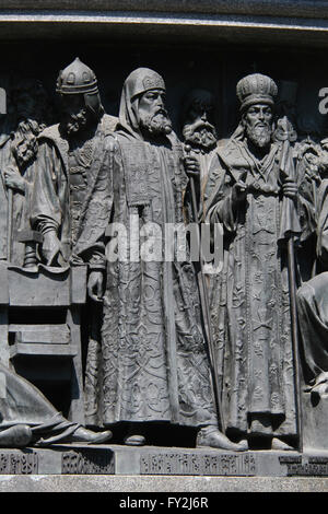 Patriarche Nikon de Moscou (L) et Saint Dimitri de Rostov (R) représenté dans le bas relief dédié aux hommes russes de l'illumination par le sculpteur russe Matvey Chizhov. Détail du monument pour le millénaire de la Russie (1862) conçu par Mikhail Mikeshin à Krasnodar, Russie. Varsonofius archevêque de Tver (L) et de l'Wasyl Konstanty Ostrogski (R) sont représentés dans l'arrière-plan dans la droite. Rtishchev philanthrope Fiodor est dépeint en arrière-plan dans le milieu. Saint Tikhon de Zadonsk (L) et Saint Mitrophan de Voronej (R) sont représentés dans l'arrière-plan dans la gauche. Banque D'Images