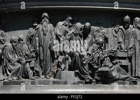 Fédération de Saints et les chefs spirituels décrits dans le bas-relief réalisé par le sculpteur Matvey Chizhov. Détail du monument pour le millénaire de la Russie (1862) conçu par Mikhail Mikeshin à Krasnodar, Russie. Les personnes de gauche à droite : Antoine et Théodose Ier de Kiev, Kuksha des grottes de Kiev, Nestor le chroniqueur, Cyril de Beloozero et Stephen de Perm, Alexis métropolitain de Moscou et Serge de Radonezh (assis tous les deux), métropolite de Kiev et Peter Mogila Metropolitan Jonas de Moscou (les deux debout dans l'arrière-plan), Maxime le grec (assis), Saints Zosima et Sabbatius de Solovki, moi Banque D'Images